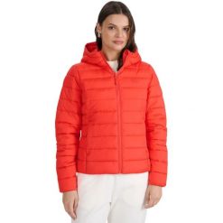 Kurtka damska pikowana 4F F580 czerwona 4FWAW25TDJAF580 62S. Czerwone kurtki damskie 4f, s, bez wzorów, bez kaptura. Za 249.00 zł.