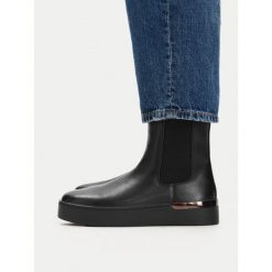 Sztyblety Go Soft. Czarne botki damskie GO SOFT, bez obcasa, na płaskiej podeszwie, bez zapięcia. Za 169.99 zł.