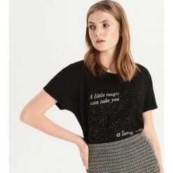T-shirt z brokatową aplikacją - Czarny. T-shirty damskie marki Calvin Klein Jeans. W wyprzedaży za 9.99 zł.