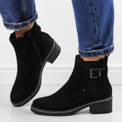 Czarne zamszowe botki damskie M.Daszyński 2459-2. Czarne botki damskie M.Daszyński, na jesień, z materiału, eleganckie, bez obcasa, bez zapięcia. Za 209.00 zł.