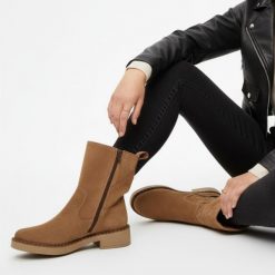 Botki damskie Hee, zamszowe na płaskim obcasie i zapinane na zamek, whisky, 25740. Brązowe kozaki damskie Hee, z jeansu, bez obcasa, na obcasie. Za 467.99 zł.