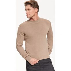 SWETER PÓŁGOLF O GŁADKIEJ STRUKTURZE. Szare swetry przez głowę męskie TOP SECRET, l, bez wzorów, z bawełny, bez kołnierzyka. W wyprzedaży za 29.99 zł.