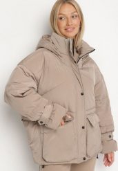 Beżowa Pikowana Kurtka Oversize z Kapturem i Paskami przy Rękawach Unitessa. Brązowe kurtki damskie Born2be, bez wzorów, z jeansu, z kapturem. Za 279.99 zł.