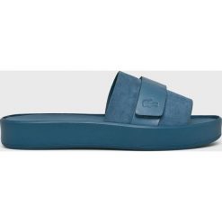 Lacoste - Klapki. Niebieskie kapcie damskie Lacoste, bez wzorów, z gumy, bez obcasa, na płaskiej podeszwie. W wyprzedaży za 199.90 zł.