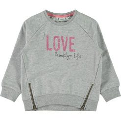 Bluza "Badulle" w kolorze szarym. Szare bluzy dla dziewczynek name it girls, bez wzorów, z bawełny, bez ramiączek, bez kaptura. W wyprzedaży za 45.95 zł.