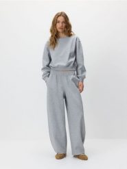Spodnie dresowe barrel - jasnoszary. Szare spodnie dresowe damskie Reserved, l, bez wzorów, z bawełny. Za 119.99 zł.