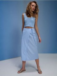 Kopertowa spódnica midi w pionowe paski - błękitny. Niebieskie spódnice damskie Sinsay, l, bez wzorów, midi, kopertowe. Za 49.99 zł.