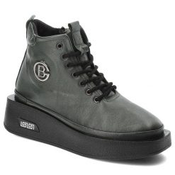 Zielone Botki Artiker Modne Obuwie Damskie. Zielone botki damskie Artiker, na wiosnę, ze skóry, eleganckie, bez obcasa, na koturnie, bez zapięcia. Za 259.00 zł.