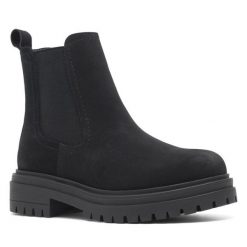 Botki Jenny Fairy. Czarne botki damskie Jenny Fairy, bez obcasa, na słupku, bez zapięcia. Za 159.99 zł.