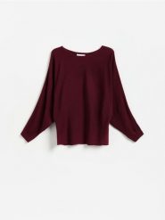 Sweter z kimonowym rękawem - bordowy. Czerwone swetry damskie Reserved, l, bez wzorów, z dzianiny, bez kołnierzyka, bez ramiączek, bez kaptura. Za 99.99 zł.