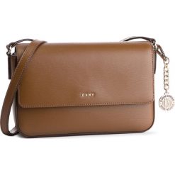 Torebka DKNY - Bryant Md Flap Cbody R82E3467 Vicuna VIC. Listonoszki damskie marki DKNY. W wyprzedaży za 499.00 zł.