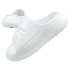 Klapki Lacoste Serve Slide 0421G białe. Białe klapki damskie bez wzorów, z syntetyku, sportowe, bez obcasa. W wyprzedaży za 329.02 zł.
