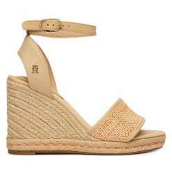 Espadryle Tommy Hilfiger. Brązowe sandały damskie Tommy Hilfiger, bez wzorów, bez obcasa, bez zapięcia. Za 409.99 zł.