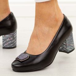 Czarne skórzane czółenka damskie Potocki 19411. Czarne czółenka damskie POTOCKI, bez wzorów, ze skóry, eleganckie, z okrągłym noskiem, bez obcasa, na słupku, bez zapięcia. Za 219.00 zł.