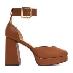 Czółenka DeeZee. Brązowe czółenka damskie DeeZee, bez wzorów, bez obcasa, bez zapięcia. Za 159.99 zł.