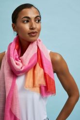 Letni szal w wyrazistym kolorze różowy. Czerwone szaliki i chusty damskie MOODO, na lato, bez wzorów. W wyprzedaży za 16.99 zł.