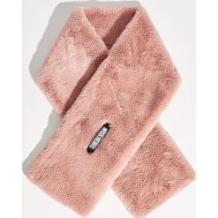 Pluszowy szal - Różowy. Czerwone szaliki i chusty damskie Sinsay. Za 29.99 zł.