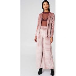 Boohoo Aksamitne spodnie z szerokimi nogawkami - Pink. Różowe spodnie materiałowe damskie Boohoo. W wyprzedaży za 24.29 zł.