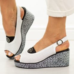 Białe skórzane sandały damskie na koturnie S.Barski 7010. Białe sandały damskie S.BARSKI, z aplikacjami, z jeansu, bez obcasa, na koturnie, bez zapięcia. Za 239.00 zł.