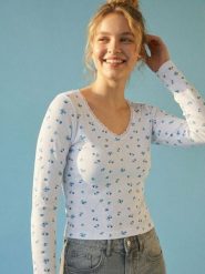 Bawełniana bluzka ze wzorem w kwiaty - wielobarwny. Bluzki damskie Sinsay, l, bez wzorów, z bawełny, bez kołnierzyka, bez ramiączek. Za 25.99 zł.