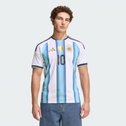 Koszulka Argentina 26 Home Messi. Białe koszulki sportowe męskie Adidas, bez wzorów, bez kołnierzyka, bez ramiączek, do piłki nożnej, climacool (adidas). Za 479.00 zł.