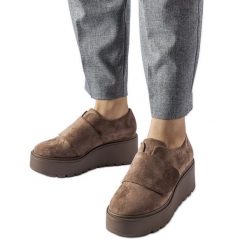 Brązowe półbuty na platformie Pallet. Brązowe półbuty damskie na zimę, bez wzorów, z tworzywa sztucznego, eleganckie, bez obcasa, na platformie, bez zapięcia. Za 177.71 zł.