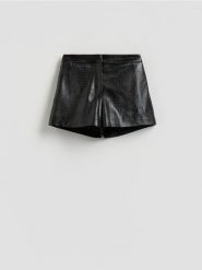 Szorty w zwierzęcy wzór - czarny. Czarne szorty damskie Reserved, l, bez wzorów, ze skóry. Za 119.99 zł.