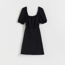 Sukienka z bufiastymi rękawami - czarny. Czarne sukienki damskie Reserved, l, bez wzorów, z bawełny, klasyczne, bez kołnierzyka, bez ramiączek. W wyprzedaży za 59.99 zł.