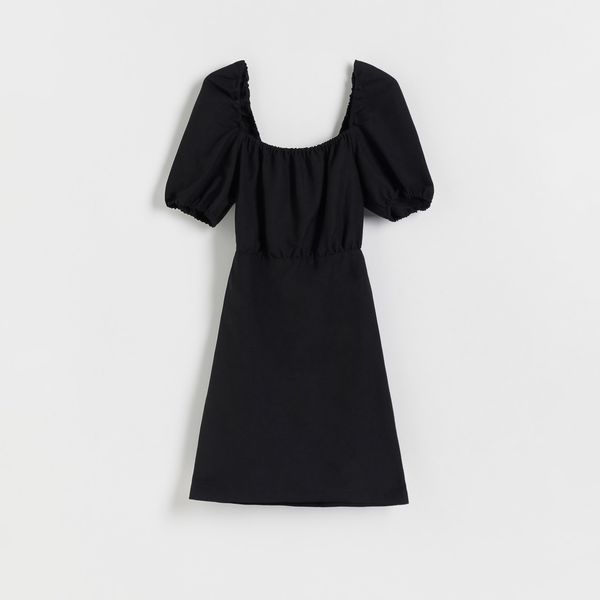 Sukienka z bufiastymi rękawami - czarny. Czarne sukienki damskie Reserved, l, bez wzorów, z bawełny, klasyczne, bez kołnierzyka, bez ramiączek. W wyprzedaży za 59.99 zł.