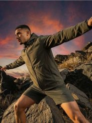 Wodoodporna kurtka softshell z kapturem - zielony. Zielone kurtki męskie Sinsay, l, bez wzorów, z softshellu, z kapturem. Za 119.99 zł.