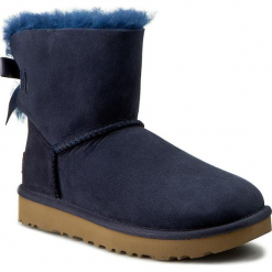 Buty UGG - W Mini Bailey Bow II 1016501 W/Navy. Niebieskie kozaki damskie UGG, z materiału. W wyprzedaży za 539.00 zł.