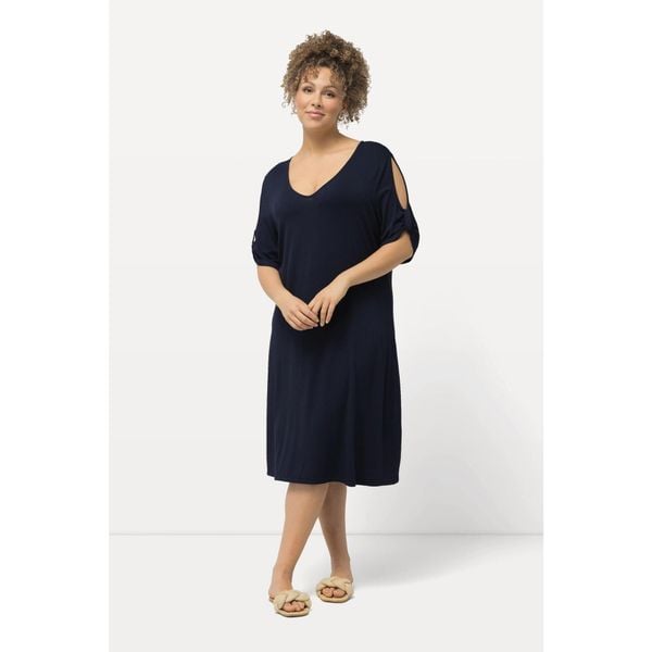 Damskie Sukienka plażowa z dżerseju dekolt w serek ozdobne tasiemki rękaw 1/2. Niebieskie sukienki damskie Ulla Popken, na plażę, plus size, bez wzorów, z dżerseju, sportowe, bez kołnierzyka, plus size, bez ramiączek, sportowe. Za 239.99 zł.