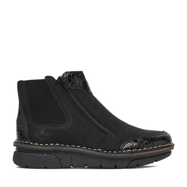 Botki Rieker. Czarne botki damskie Rieker, bez obcasa, na płaskiej podeszwie, bez zapięcia. Za 349.99 zł.