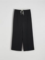 Spodnie jogger - czarny. Czarne spodnie materiałowe damskie Reserved, l, bez wzorów, z tkaniny. W wyprzedaży za 69.99 zł.