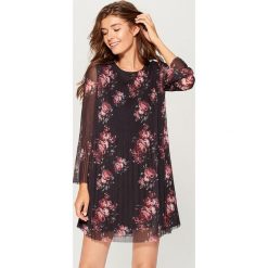 Trapezowa sukienka mesh w kwiaty - Czarny. Czarne sukienki damskie Mohito, w kwiaty, z meshu. Za 129.99 zł.