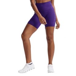 Damskie półwysokie spodenki kompresyjne 2XU Form Stash. Fioletowe szorty sportowe damskie 2XU, bez wzorów, sportowe, rowerowe. Za 439.50 zł.