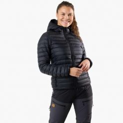 Kurtka outdoor hiking damska Swedemount Lofoten Hood Jacket wodoodporna. Czarne kurtki damskie SWEDEMOUNT, bez wzorów, z puchu, bez kaptura, outdoorowe. W wyprzedaży za 449.99 zł.