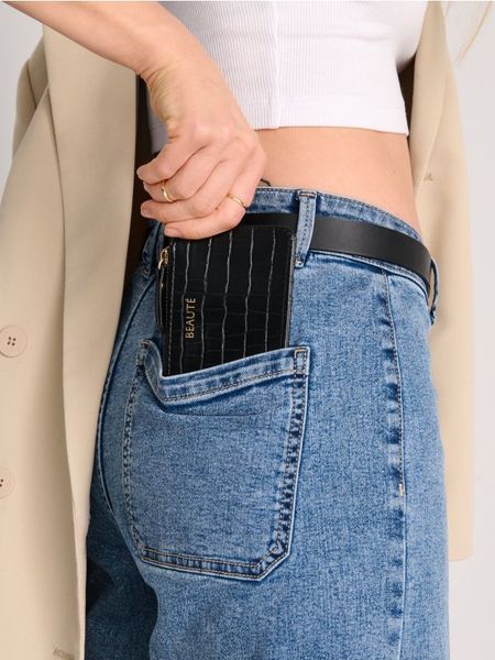 Portfel na karty - czarny. Czarne portfele damskie Sinsay, bez wzorów. Za 19.99 zł.