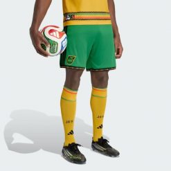 Spodenki domowe Jamajka 26 x Bob Marley. Zielone krótkie spodenki sportowe męskie Adidas, s, bez wzorów, z materiału, do piłki nożnej, climacool (adidas). Za 199.00 zł.