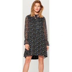 Sukienka w kwiaty z wiązaniem - Niebieski. Sukienki damskie marki Mohito. Za 169.99 zł.