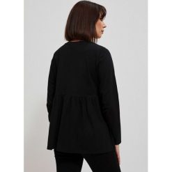 Bawełniana bluzka z falbaną. Bluzki damskie MOODO, s, bez wzorów, z bawełny, bez kołnierzyka, bez ramiączek. W wyprzedaży za 20.99 zł.