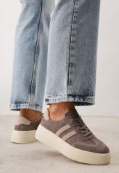 Brązowe Zamszowe Sneakersy w Stylu Kultowych Tenisówek na Platformie Reveka. Brązowe obuwie sportowe damskie Born2be, bez wzorów, z jeansu, tenisowe. Za 199.99 zł.