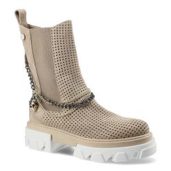 Botki damskie Carinii, perforowane naturalna skóra zamszowa z wysoką cholewką z gumowymi ściągaczami i zdobnymi łańcuchami całość na płaskiej podeszw. Brązowe kozaki damskie Carinii, z gumy, przed kolano, bez obcasa, na płaskiej podeszwie. Za 295.00 zł.