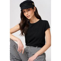 NA-KD T-shirt NA-KD - Black. Czarne t-shirty damskie NA-KD, z okrągłym kołnierzem. Za 48.95 zł.