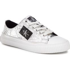 Trampki CALVIN KLEIN JEANS - Crinkle R7801 Silver. Szare półbuty damskie Calvin Klein Jeans, bez wzorów, z gumy, bez obcasa, na płaskiej podeszwie, bez zapięcia. W wyprzedaży za 349.00 zł.