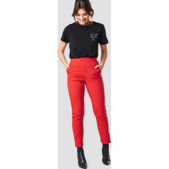 NA-KD Classic Proste spodnie garsonkowe - Red. Spodnie materiałowe damskie marki NA-KD Classic. Za 202.95 zł.