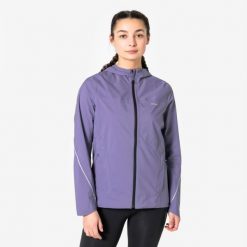 Kurtka do biegania w terenie przeciwdeszczowa damska Kiprun Run Flow. Fioletowe kurtki damskie KIPRUN, na zimę, l, bez wzorów, z materiału, z kapturem, do biegania. Za 299.99 zł.