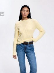 Sweter z domieszką wiskozy - jasnożółty. Żółte swetry damskie Reserved, l, bez wzorów, z dzianiny, bez kołnierzyka, bez ramiączek, bez kaptura. Za 99.99 zł.