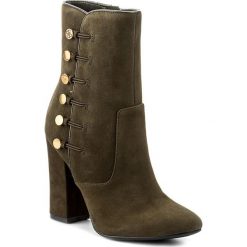 Botki GUESS - Lucena 2 FLCN23 SUE10 OLIVE. Botki damskie marki Guess. W wyprzedaży za 489.00 zł.