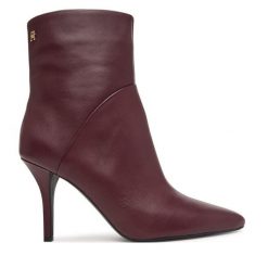 Botki Tommy Hilfiger. Czerwone botki damskie Tommy Hilfiger, bez obcasa, na szpilce, bez zapięcia. Za 749.99 zł.